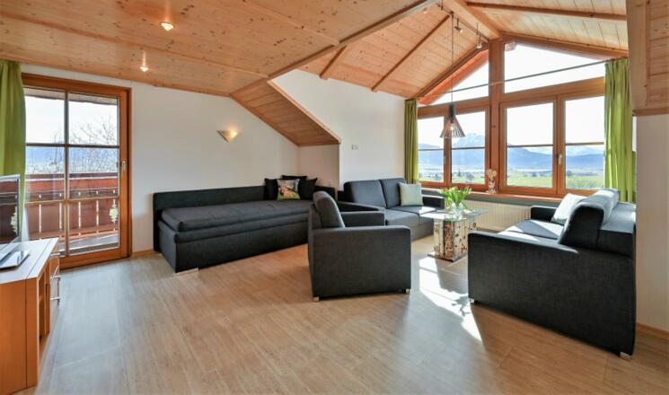 berghofkinker-panoramablick-wohnzimmer3