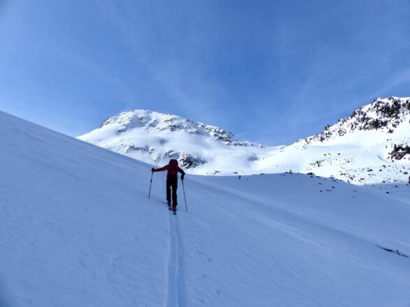 Auf direktem Weg in die Innere Mischbachgrube, steuert man anfangs den Beginn des Glücksgrates (l.) und das Rotspitzl (r.) an.