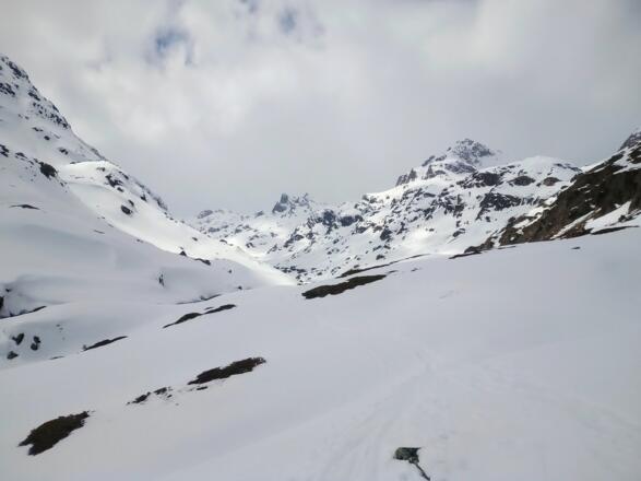 Am Ende des Sees öffnet sich der Blick ins Klostertal.