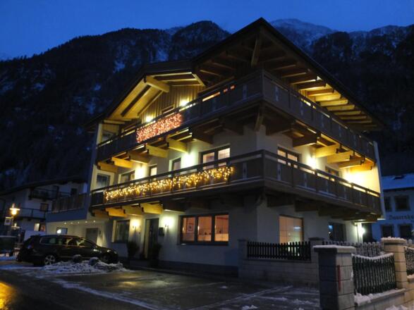 Haus Simone bei Nacht