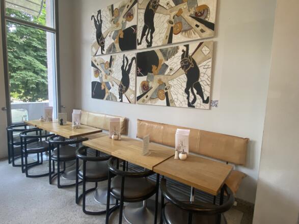 Sitzplätze im Café Münchner Freiheit