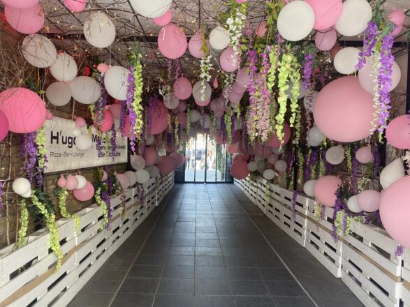 Dekorierter Eingang des Hugos