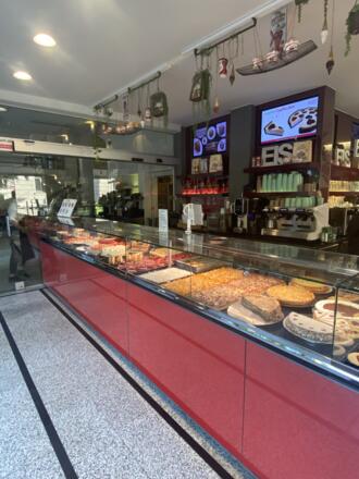 Kuchentheke des Café Münchner Freiheit