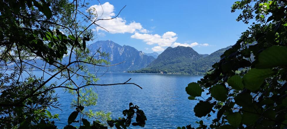 Schöner Bergblick am Attersee...