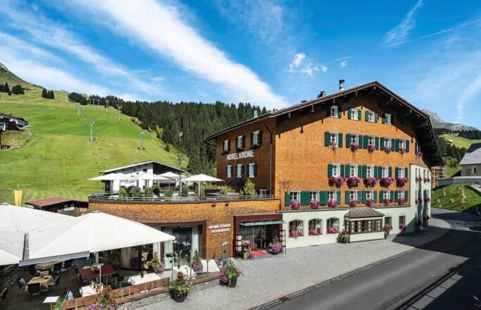 Romantik Hotel "Die Krone von Lech" im Sommer