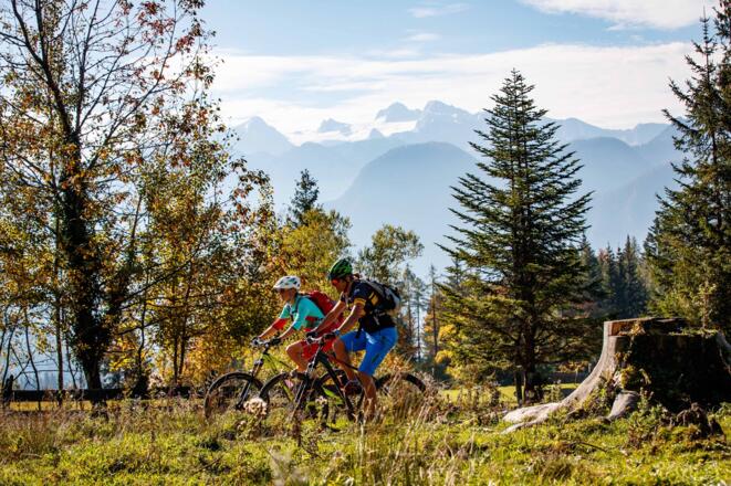 Der Dachstein im Hintergrund beim Mountainbiken