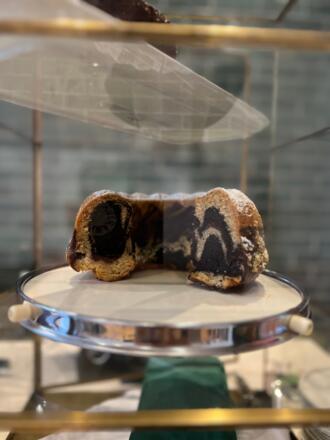 Kuchenvitrine mit den selbstgebackenen Leckereien