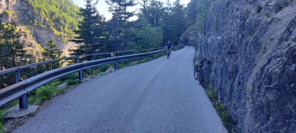 Die steile Abfahrt zum Wiestalstausee...