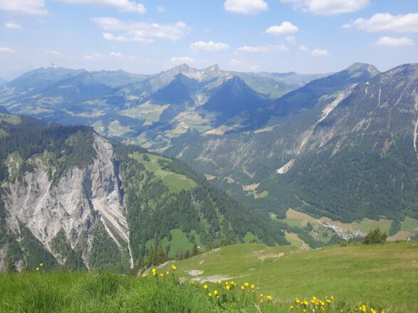 Ausblick am Gipfel auf den Biosphärenpark Großes Walsertal und den Walserkamm