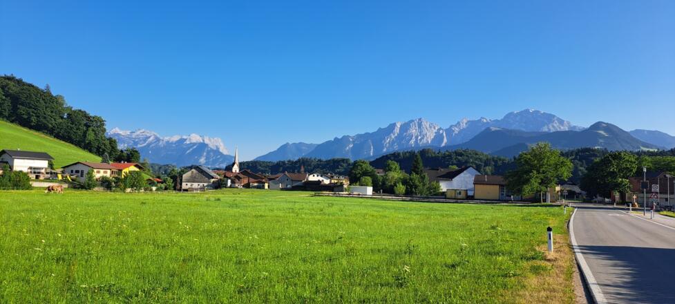 Kurz vor Adnet, hinten links das Tennengebirge, rechts der Hohe Göll und die Berchtesgadener Alpen...
