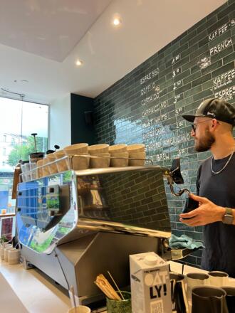 Flo beim zaubern seiner Kaffee Spezialitäten