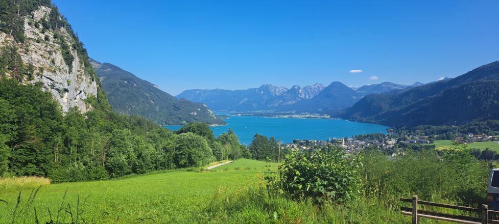 Ein gewaltiger letzter View zum Wolfgangsee, vorne links der Plombergstein...