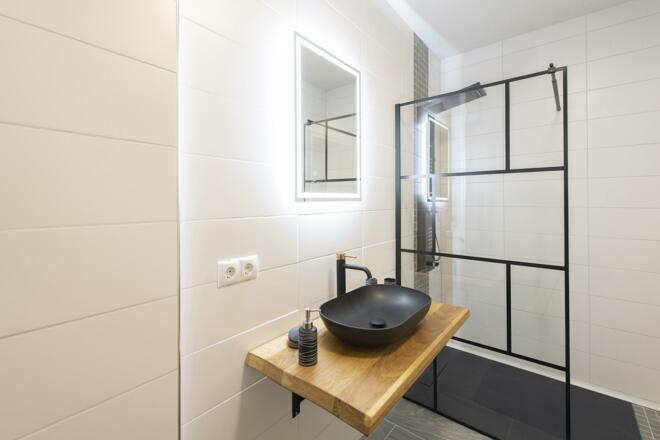 Badezimmer mit Dusche und WC