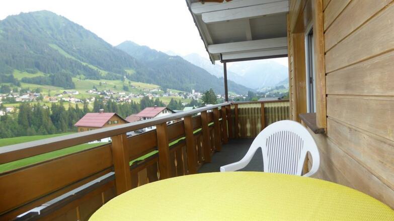 Fewo 1 Balkon Blick nach Riezlern