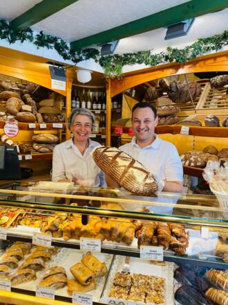 Ruth und Eik präsentieren ihr begehrtes Bauernbrot