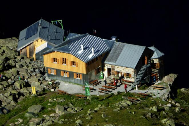 Telefoto der Rüsselsheimer Hütte vom Aufstiegsweg nach Gahwinden