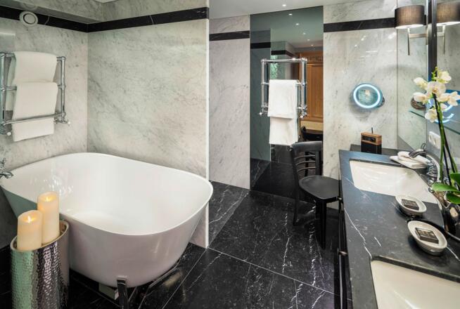 Wohnbeispiel Suite Badezimmer in Lech