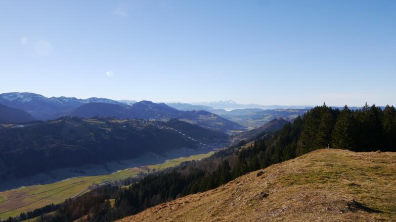 Blick von der Salmaser Höhe auf den Prodelkamm, die Ausläufer der Nagelfluhkette und den Säntis (CH)