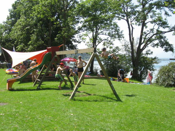 Spielplatz des Strandbades Chieming am Chiemsee.