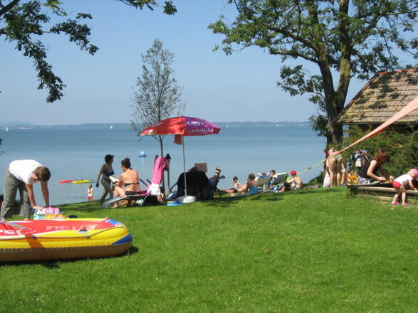 Liegewiese am Strandbad Chieming.