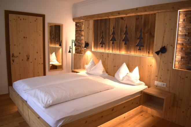 Hotelappartment Schlafzimmer Altholz