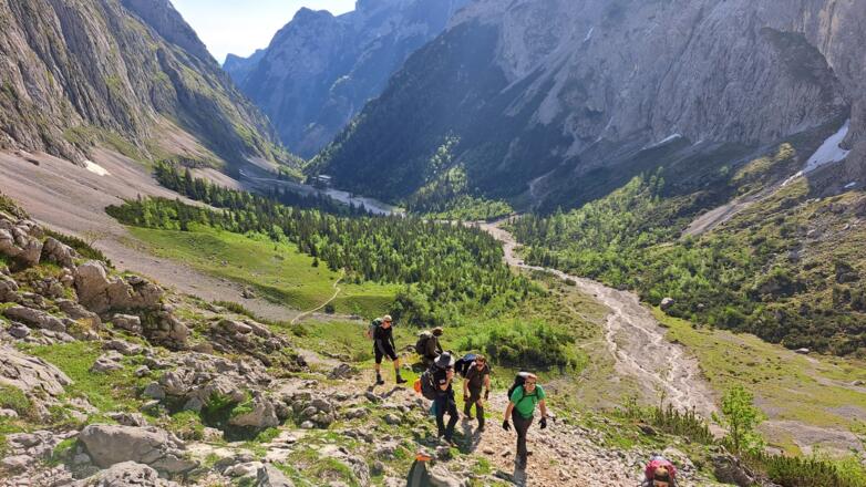 Blick zur Höllentalangerhütte