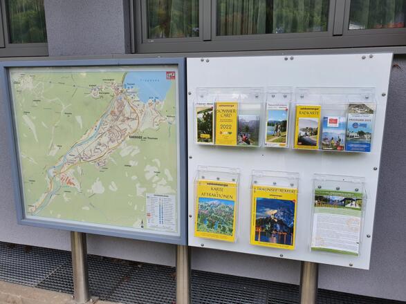 Prospektfächer im Außenbereich des Tourismusbüros