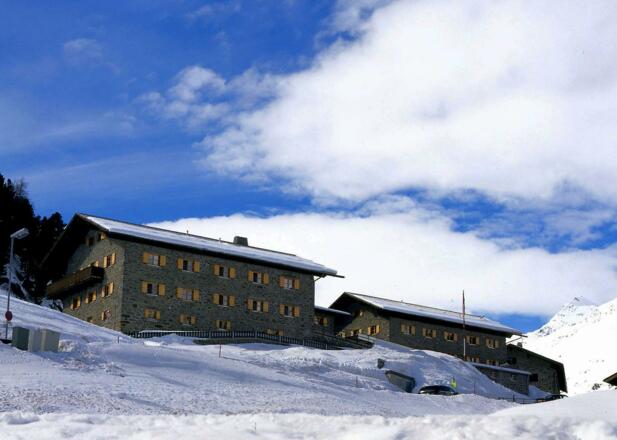 Universitätszentrum Obergurgl Winter Nordansicht