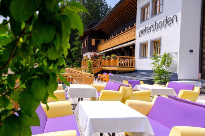 mittags im Restaurant oder auf der Sonnenterrasse