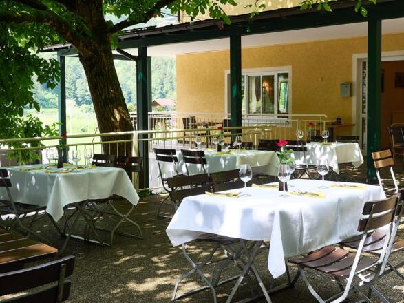 Biergarten im Schatten