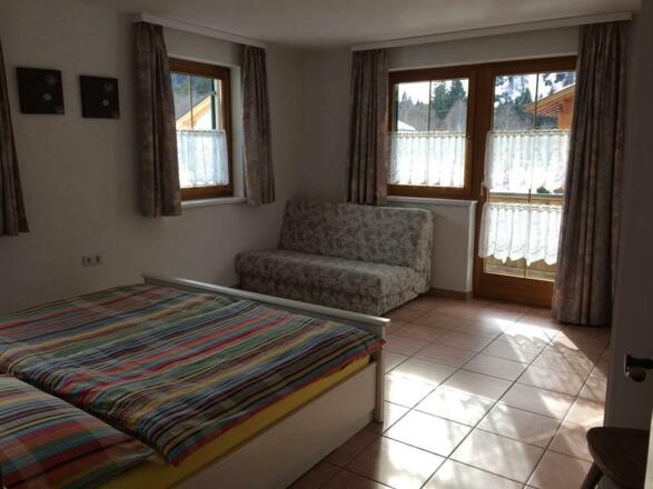 Doppelzimmer 2 mit Kleiderkasten und Couch