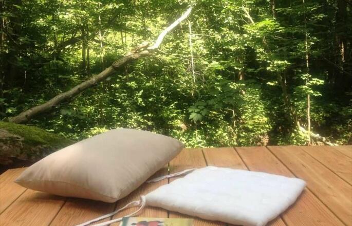 Holzdeck am Bach