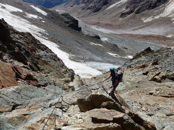 Über den Klettersteig geht es hinunter zum Mitterkarferner.