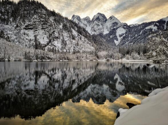 Winterwanderweg entlang des Brunbachsee in Gosau