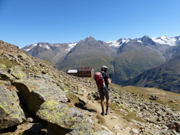Die Breslauer Hütte genießt eine atemberaubende Aussicht.