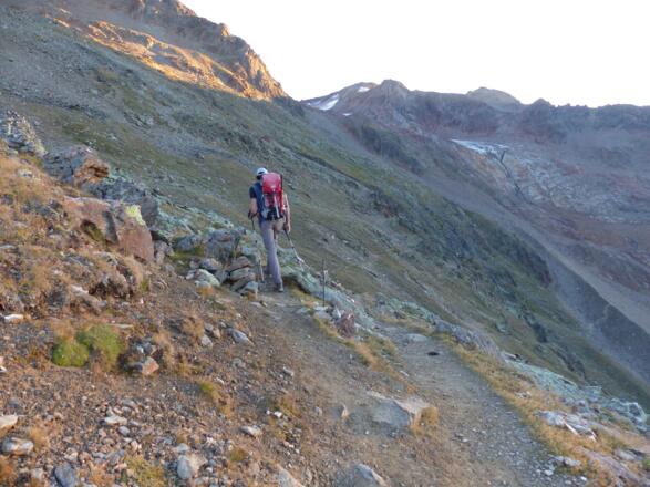 Nach gut 250 m zweigen wir linkerhand ab ...