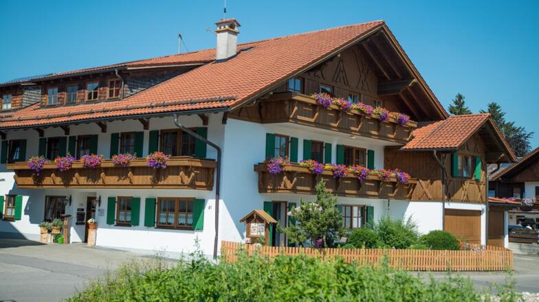 Haus Außenansicht von der Straße aus