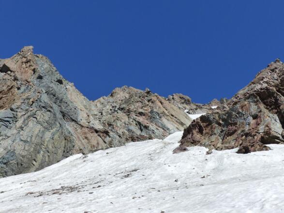 Rechts der linken Felsrinne zieht der Klettersteig herunter.