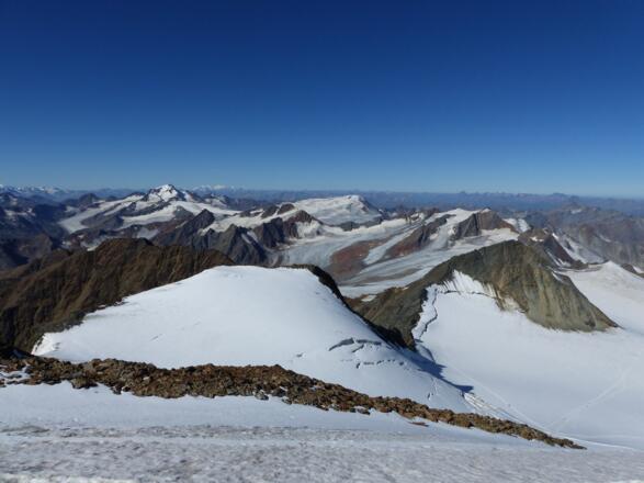 Welche ein Panorama: Weißkugel und Weißseespitze grüßen herüber.
