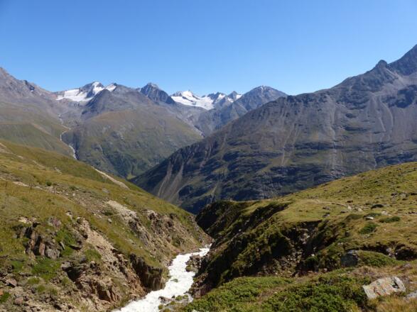 Die Schlucht des Rofenbaches mit dem Schalfkogel im Hintergrund.