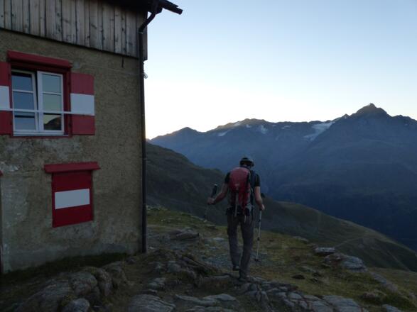 Vor der Hütte auf dem Steig in Richtung Wildes Mannle.