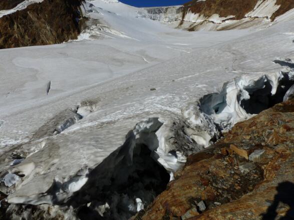 Diese Schneebrücke ist ein Nervenkitzel.