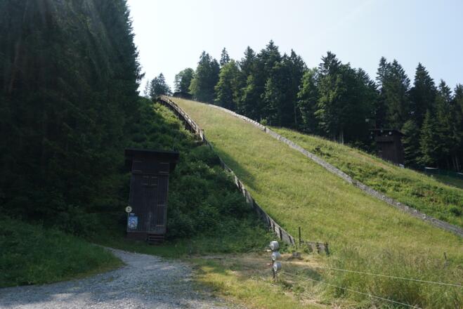 Weg Nr. 16 neben der Sprungschanze