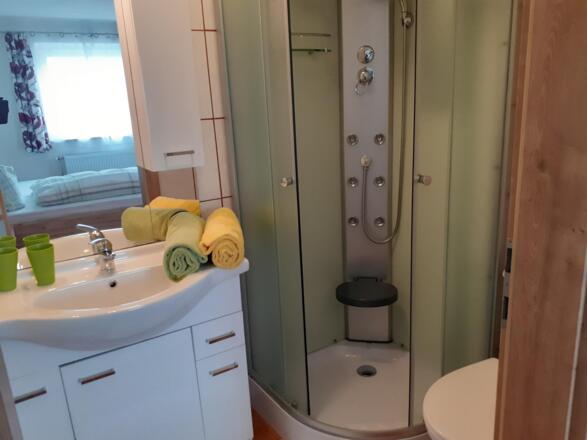 2. Badezimmer mit Dusche, WC