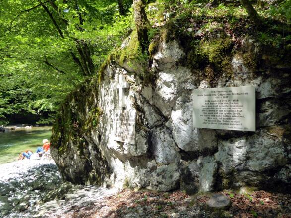 Die Gedenktafel in der Gagarinbucht erinnert an ein Drama im Jahr 1868 als drei Personen ertranken.
