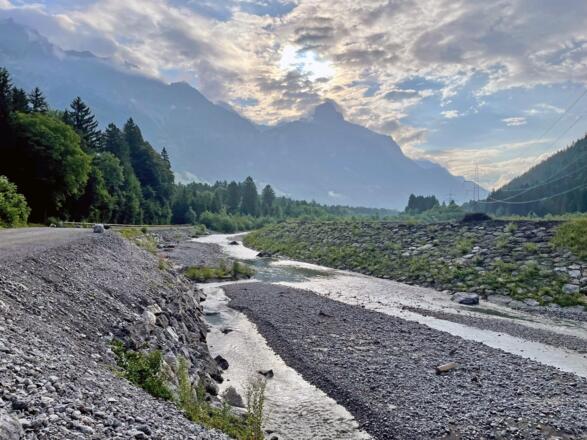 Der Klostertal Radweg führt immer entlang der Alfenz hinein ins Klostertal