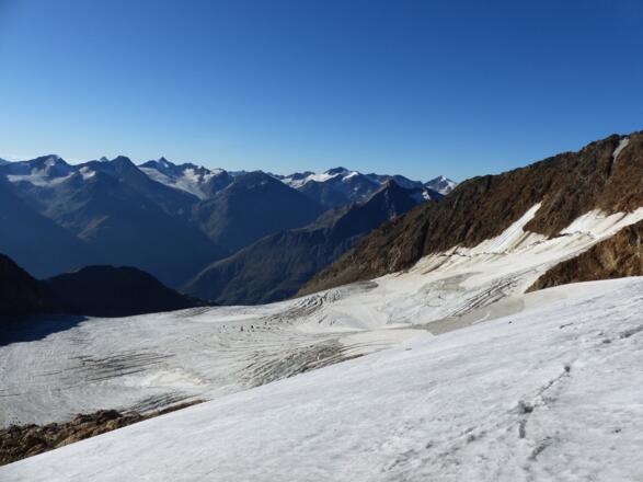 Blick zurück über den Rofenkarferner. Dahinter der Schalfkogel.