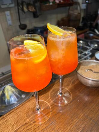einen gut gefüllten Aperol Spritz