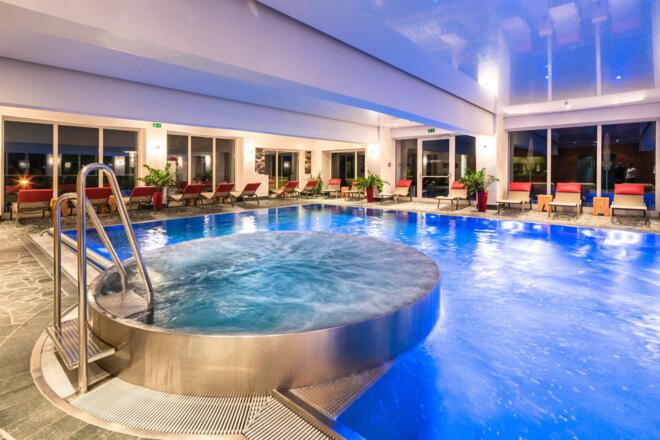 Hallenbad mit integriertem Whirlpool
