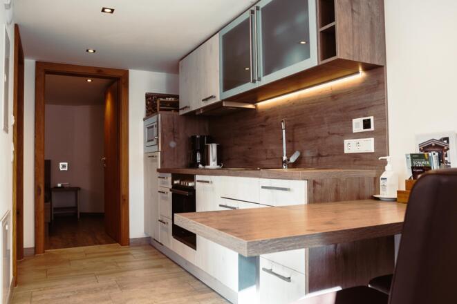 Appartement Gernkogel Küche und Esstisch